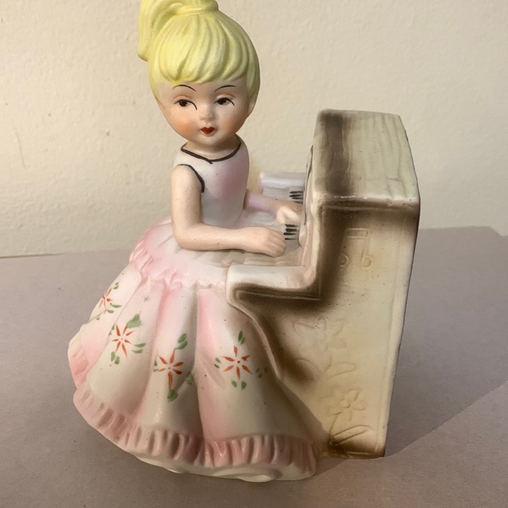Vintage keepsake ornament decor 5 3/4” tall